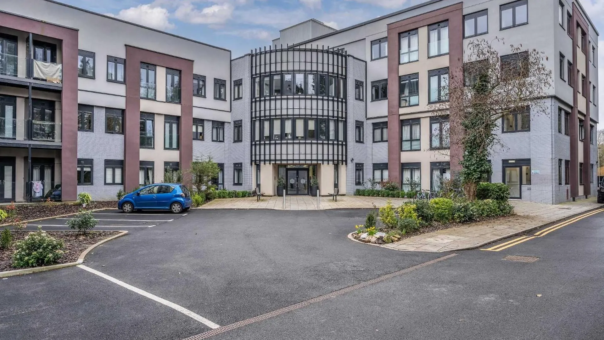 Sophisticated Modern 2 Bedroom Apartment In Solihull