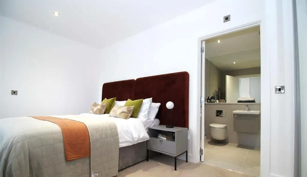 Sophisticated Modern 2 Bedroom Apartment In Solihull