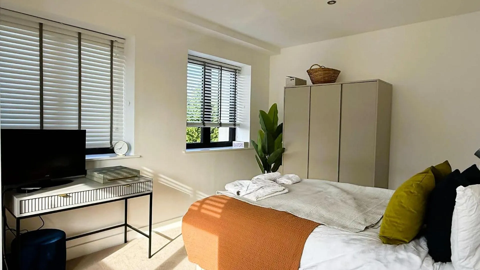 Sophisticated Modern 2 Bedroom Apartment In Solihull