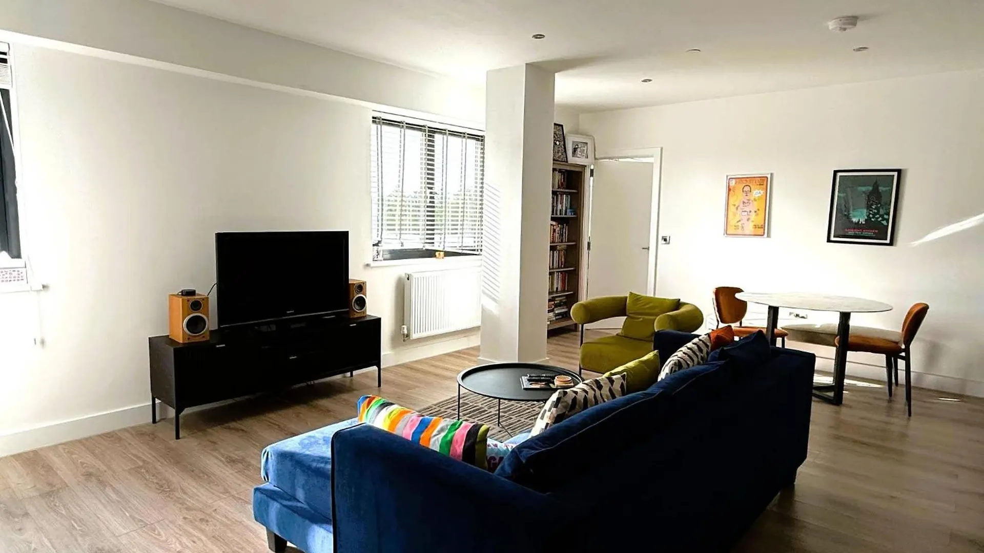 Sophisticated Modern 2 Bedroom Apartment In Solihull