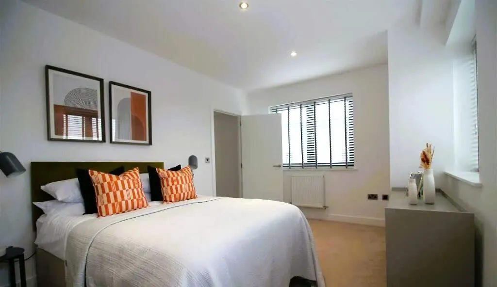 Sophisticated Modern 2 Bedroom Apartment In Solihull