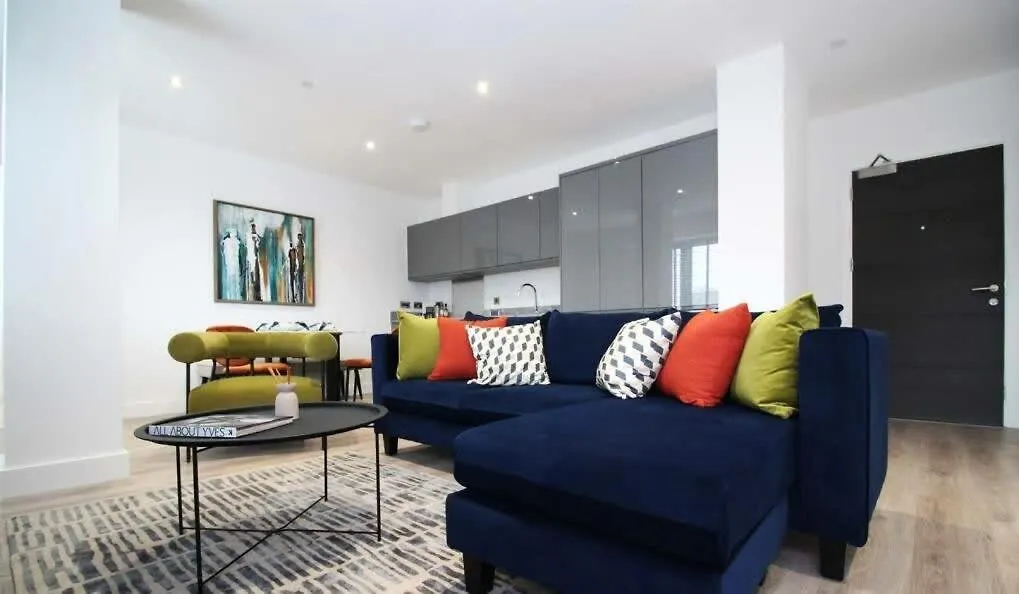 Sophisticated Modern 2 Bedroom Apartment In Solihull