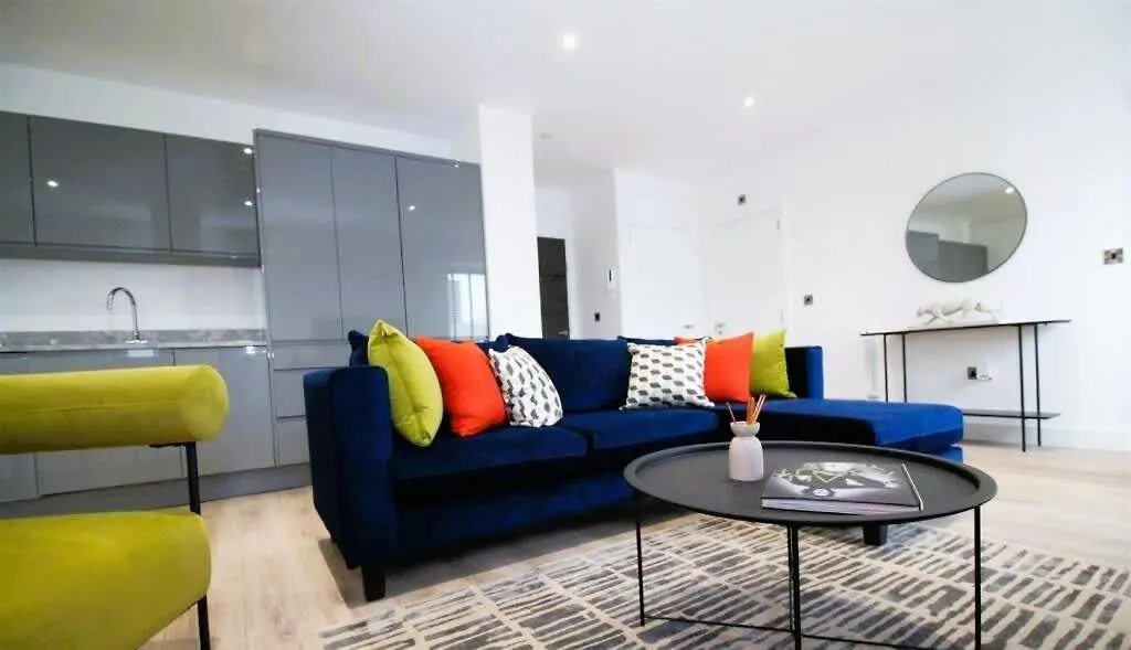 Sophisticated Modern 2 Bedroom Apartment In Solihull