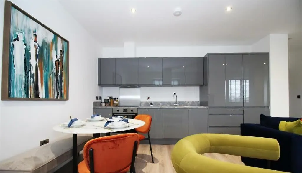 Sophisticated Modern 2 Bedroom Apartment In Solihull