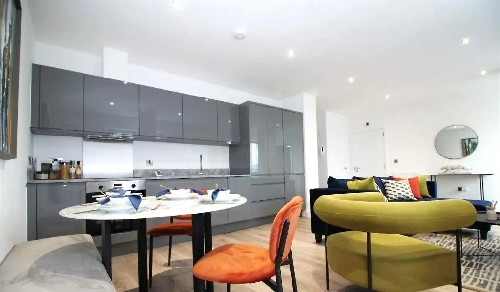 Sophisticated Modern 2 Bedroom Apartment In Solihull
