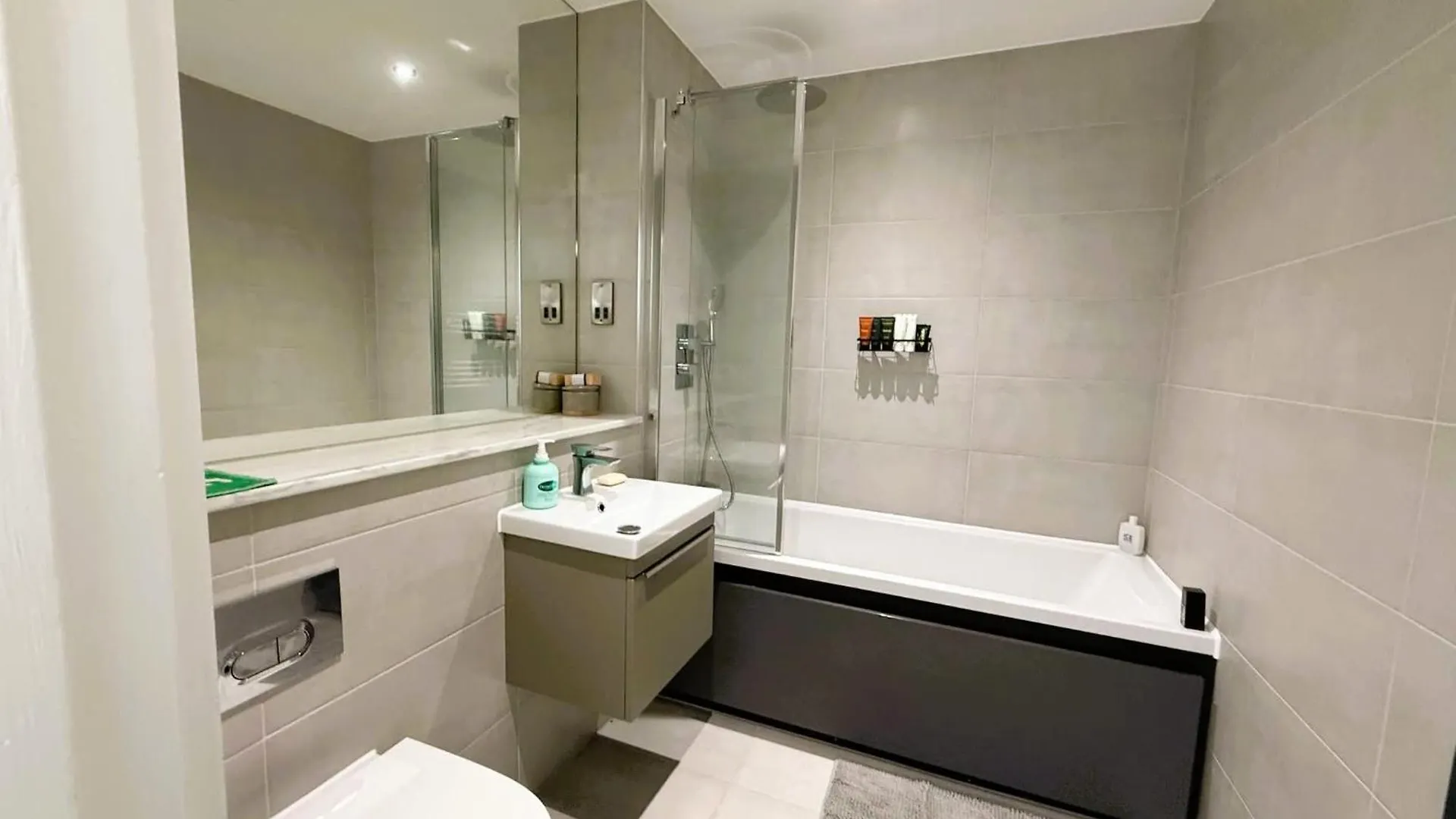 Sophisticated Modern 2 Bedroom Apartment In Solihull