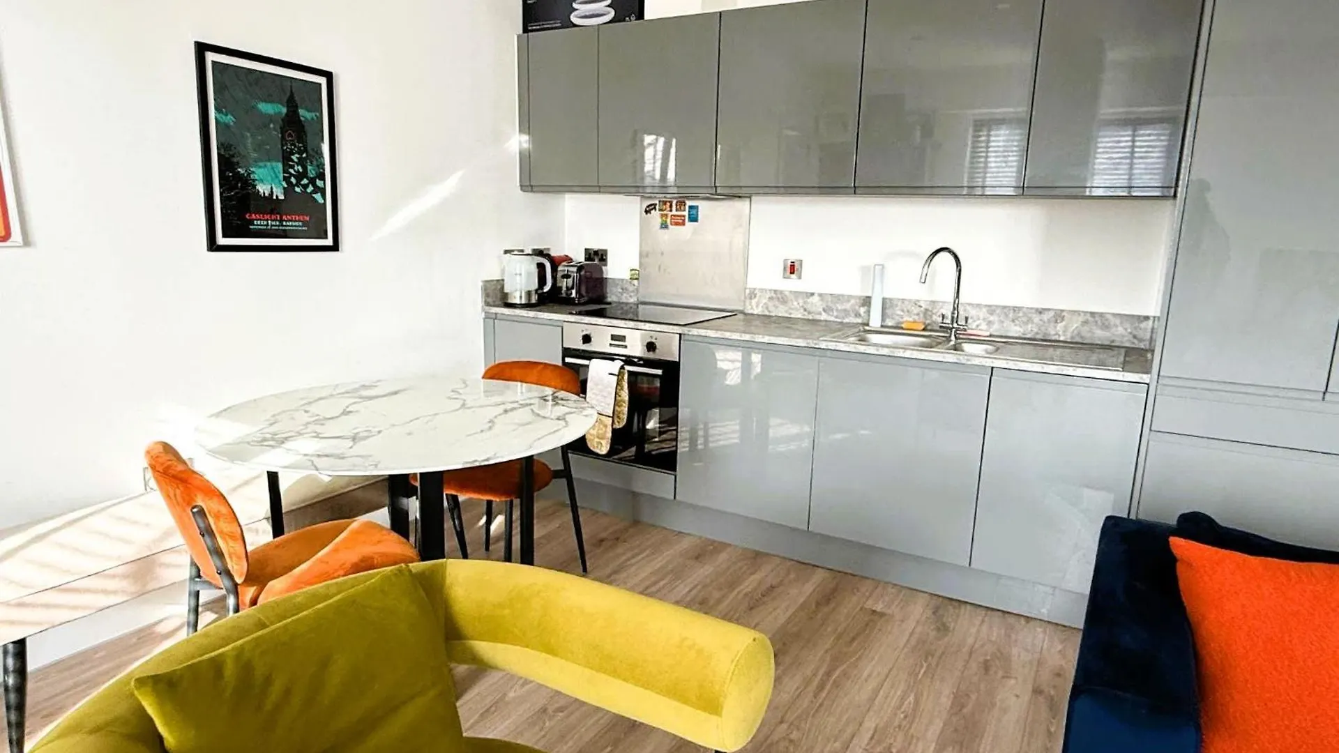 Sophisticated Modern 2 Bedroom Apartment In Solihull 0*,