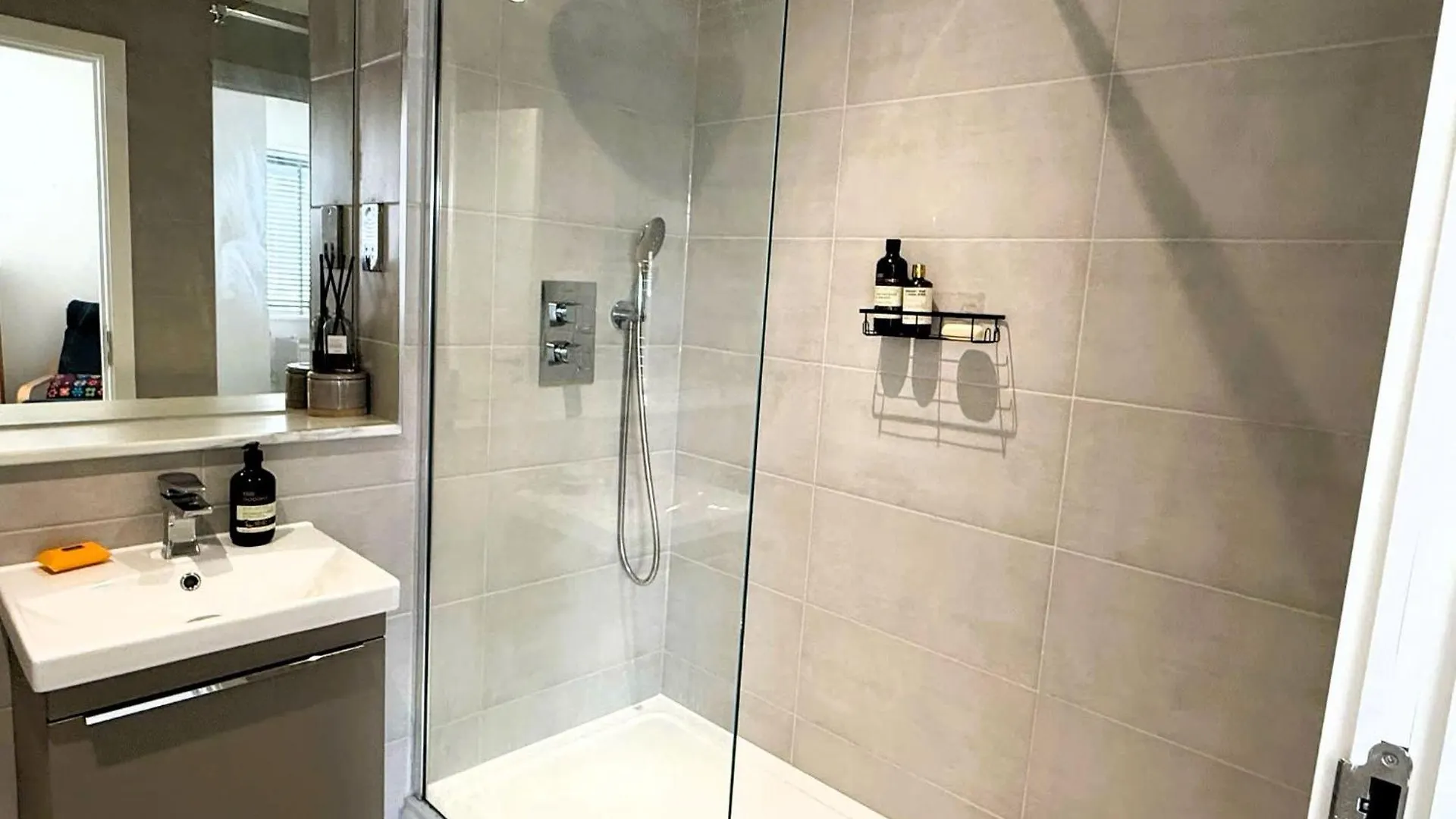 Sophisticated Modern 2 Bedroom Apartment In Solihull 0*,  United Kingdom